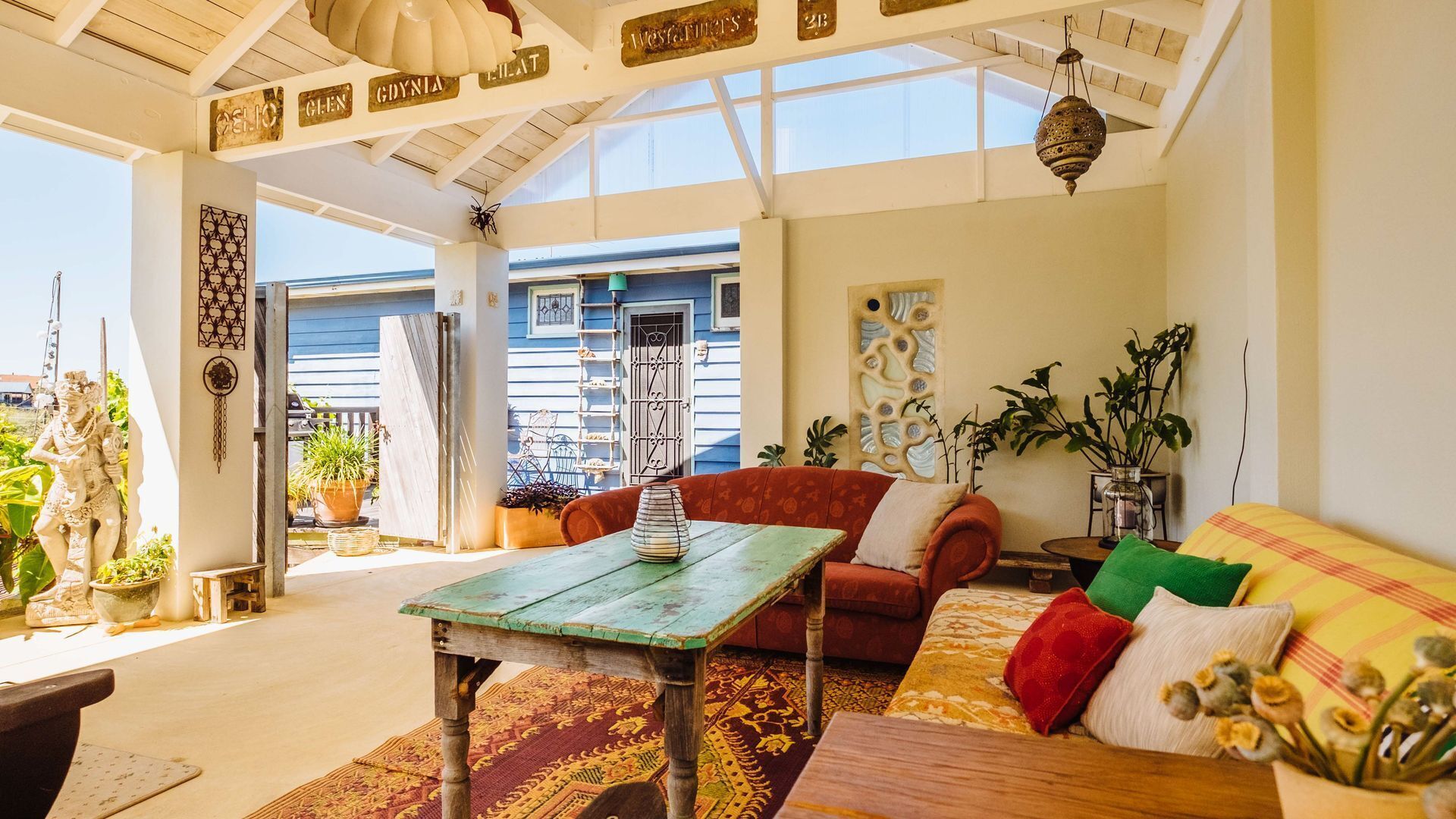 The blue beach house — image 18