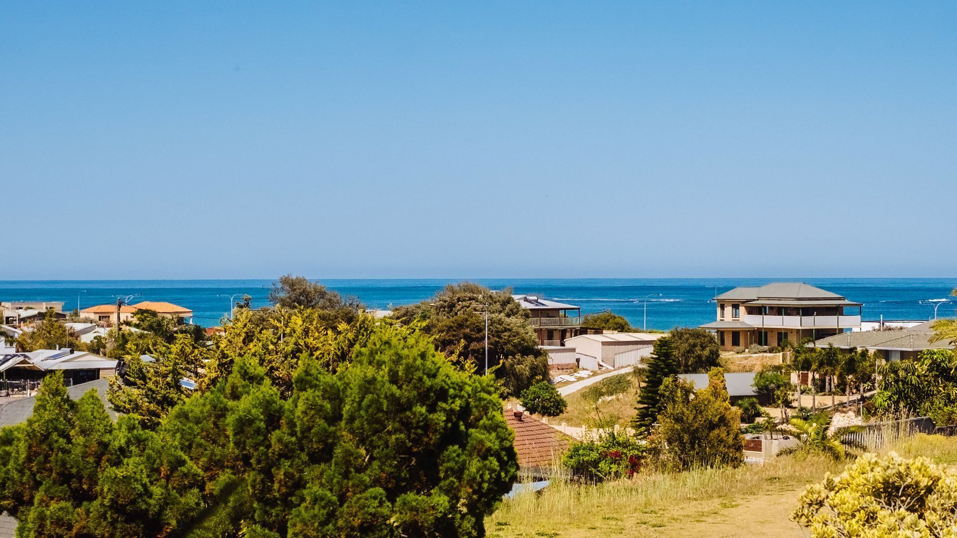 The blue beach house — image 2