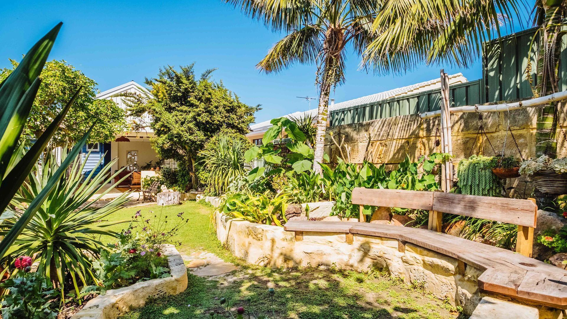 The blue beach house — image 23