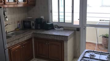 Appartement (Chambre Appartement) | Cuisine privée | Grand réfrigérateur, micro-ondes, four, plaque de cuisson