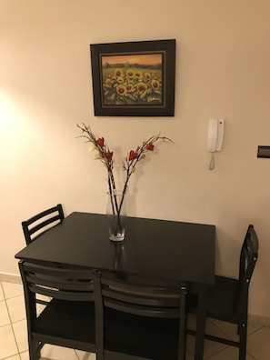 Apartment (Chambre Appartement) | Essbereich im Zimmer