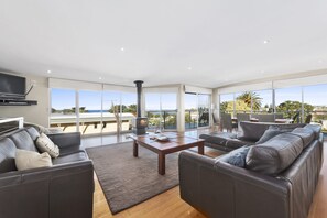TV, fireplace, DVD player - Balconies At The Butter Factory (Apollo Bay)