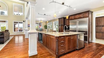 ثلاجة، ميكروويف، فرن، موقد طهي مسطح