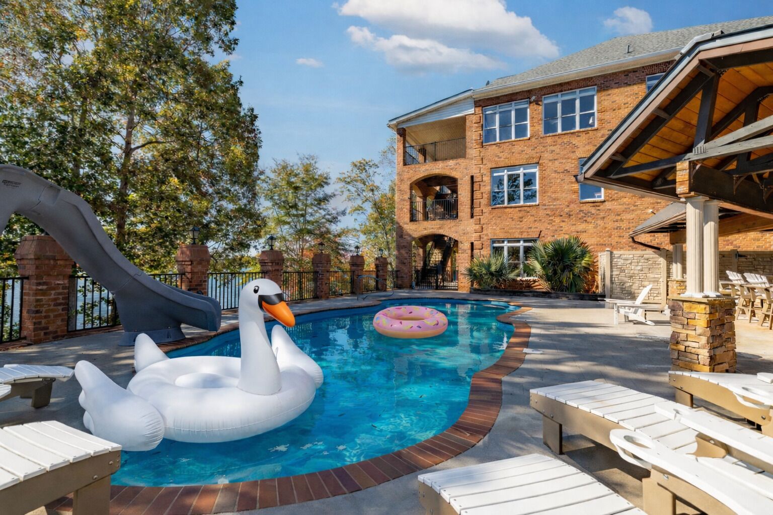 حمّام سباحة خارجي، حمّام سباحة مُدفَّأ