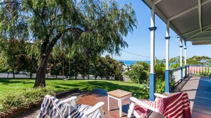 Terrace/patio - Valetta - Beach Side Classic For You and Your Pet (Lorne)