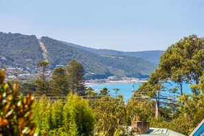 Eine Küstenlandschaft mit Blick auf das Meer und Hügel.