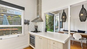 Fridge, microwave, dishwasher, toaster - Valetta - Beach Side Classic For You and Your Pet (Lorne)