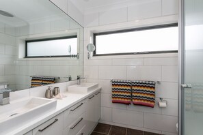 Shower - Allawah (Lorne)