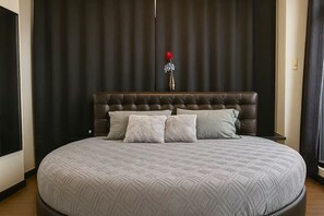 2 Schlafzimmer, Zimmersafe, Schreibtisch, Bügeleisen/Bügelbrett