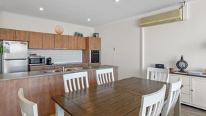 Dining - The Foreshore Apartment - Free WIFI, Ocean Views & Walk to the Beach (Apollo Bay)