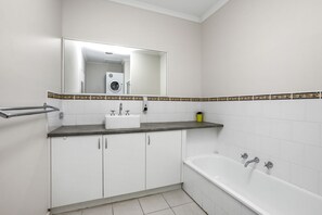 Shower, free toiletries - The Foreshore Apartment (Apollo Bay)