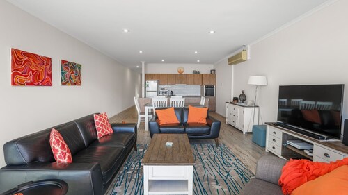 The Foreshore Apartment - Free WIFI, Ocean Views & Walk to the Beach