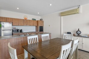 Dining - The Foreshore Apartment (Apollo Bay)
