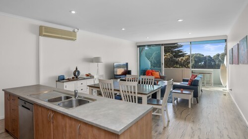 The Foreshore Apartment - Free WIFI, Ocean Views & Walk to the Beach