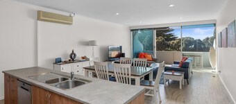 The Foreshore Apartment - Free WIFI, Ocean Views & Walk to the Beach