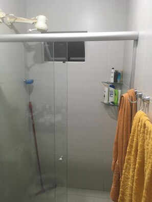 Secador de cabelo, toalhas de banho