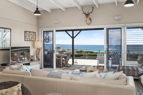 Älytelevisio, takka, DVD-soitin, kirjoja