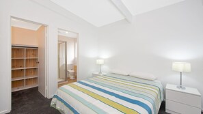 4 chambres, fer et planche à repasser, literie fournie