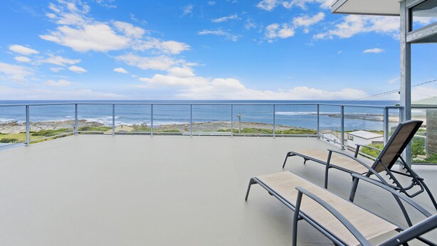 A balcony with a view of the ocean and a clear sky. - Cape Marengo (Marengo)