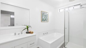 Bañera, artículos de tocador gratuitos, secador de pelo
