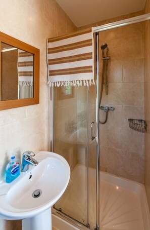 Badkar, hårtork, handdukar och toalettpapper