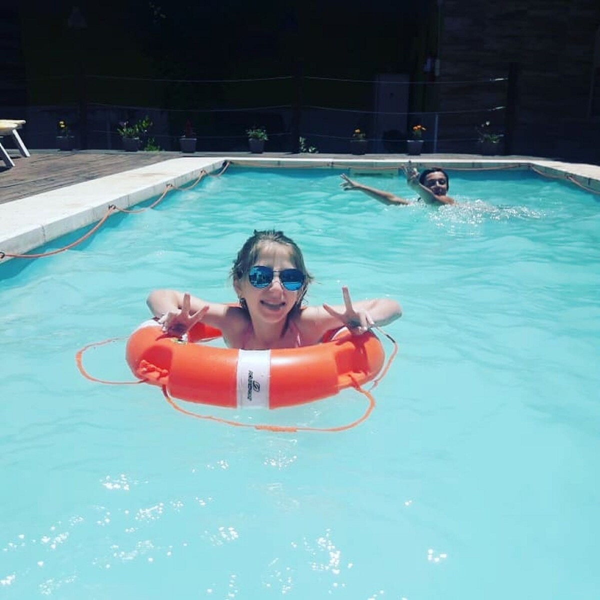 Una piscina al aire libre de temporada (de 10:00 a 20:30), sombrillas