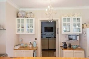 Fridge, microwave, oven, stovetop - Azalea Cedar-Rose Barossa Vineyard Views Villa (Lyndoch)