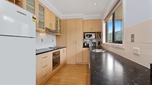 Fridge, dishwasher, toaster, cookware/dishes/utensils - Lofts - Walk to the Beach - Apollo Bay (Apollo Bay)