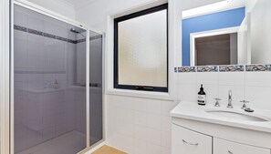 Shower, free toiletries - Lofts - Walk to the Beach - Apollo Bay (Apollo Bay)