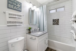 Bañera con ducha, secador de pelo, toallas, jabón