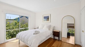 4 bedrooms, iron/ironing board, internet, bed sheets