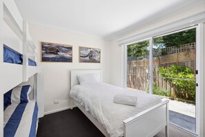 4 bedrooms, iron/ironing board, internet, bed sheets