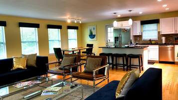 Una Smart TV, una chimenea, Netflix, libros