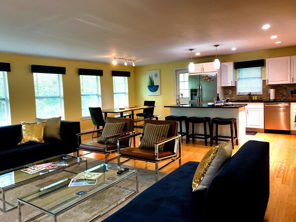 Smart TV, chimenea, Netflix y libros 