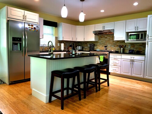 *SUPER CLEAN*Luxurious*Spacious*Open Plan*Great Amenities*Short Walk to ND!!!