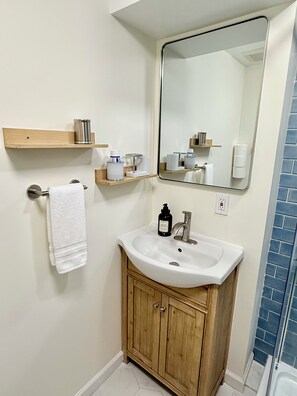 Combined shower/bathtub, hair dryer, towels, soap