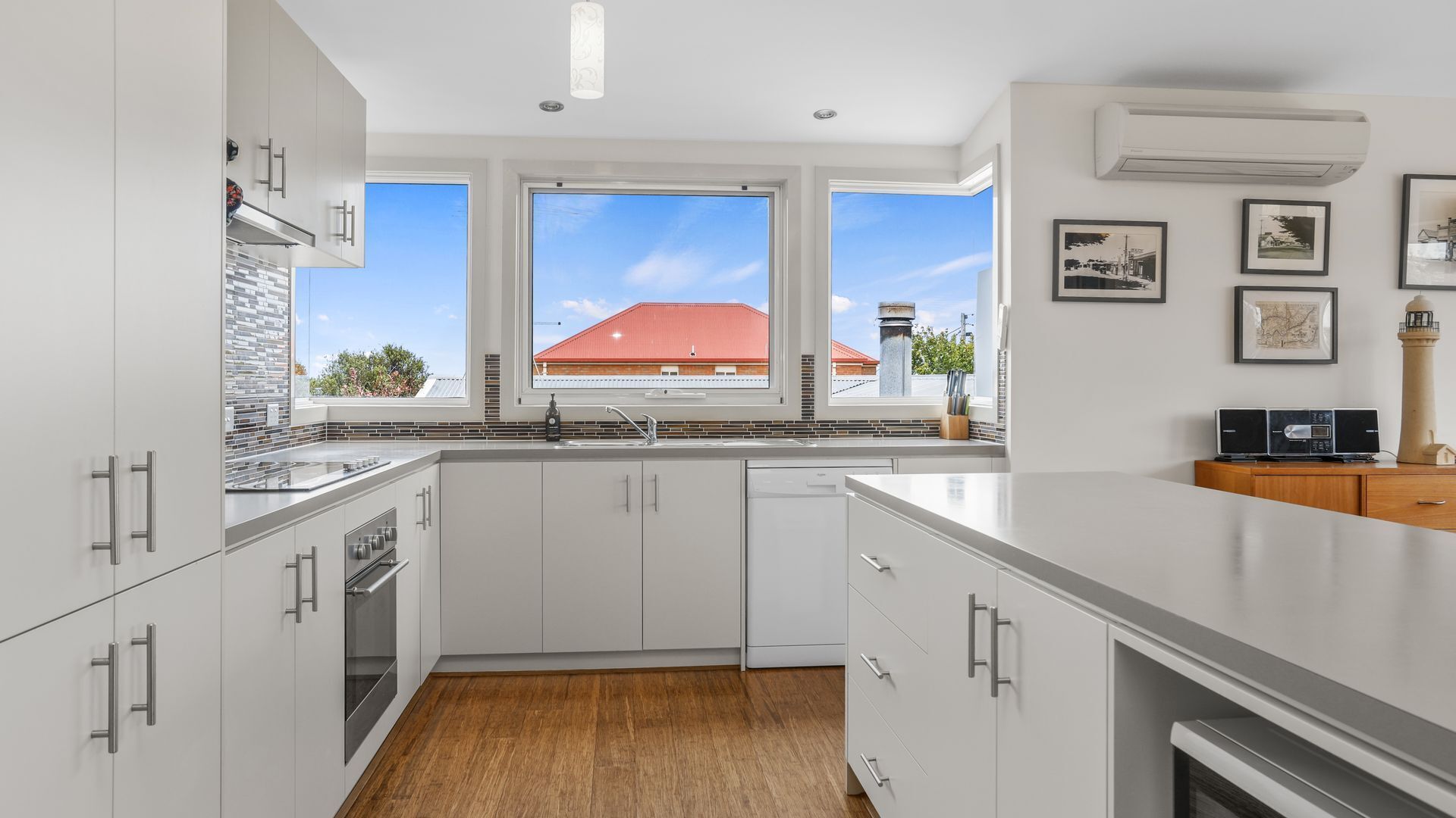 Kylskåp, mikrovågsugn, ugn och diskmaskin