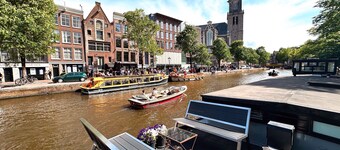 Renovated B&B houseboat in the centre of Amsterdam