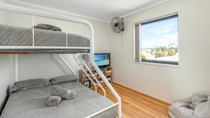 2 habitaciones, tabla de planchar con plancha, internet y ropa de cama 