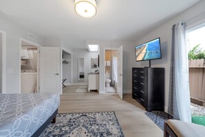 4 bedrooms, iron/ironing board, WiFi, bed sheets - Steps to Sand & Main Street, incredible location with A/C (Huntington Beach)