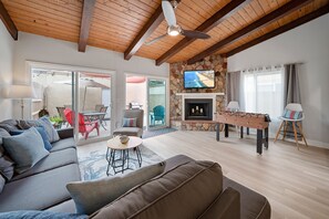 Télévision, cheminée, lecteur de DVD, espaces bureaux