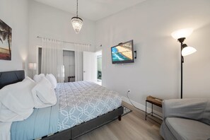 4 bedrooms, iron/ironing board, WiFi, bed sheets - Steps to Sand & Main Street, incredible location with A/C (Huntington Beach)