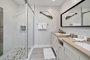 Shower, hair dryer, towels, shampoo - Steps to Sand & Main Street, incredible location with A/C (Huntington Beach)