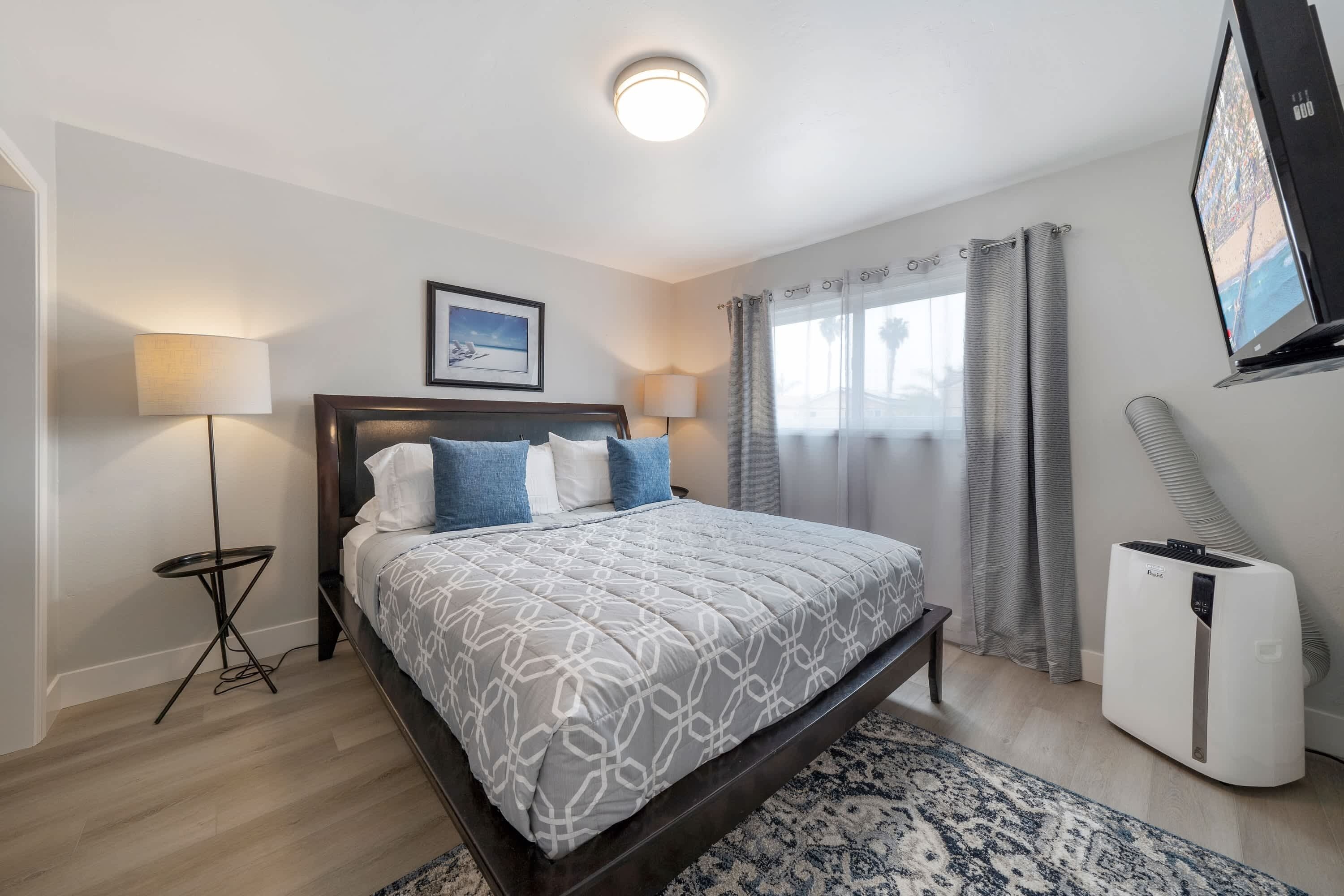 4 bedrooms, iron/ironing board, WiFi, bed sheets