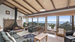 TV, fireplace - Seamoon - Apollo Bay (Apollo Bay)