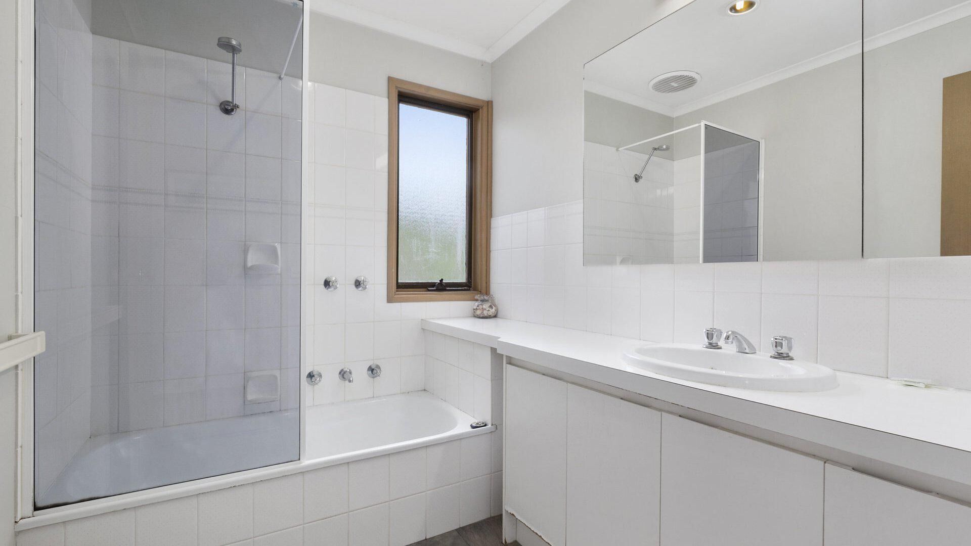 Shower, free toiletries