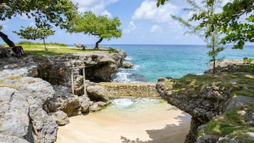 PĂ„ stranden, solstolar och strandhanddukar