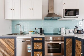 Fridge, microwave, oven, stovetop - 1830's Kippilaw-Renovated Shearers Quarters (Parkesbourne)