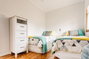 2 bedrooms, iron/ironing board, WiFi, bed sheets - 1830's Kippilaw-Renovated Shearers Quarters (Parkesbourne)