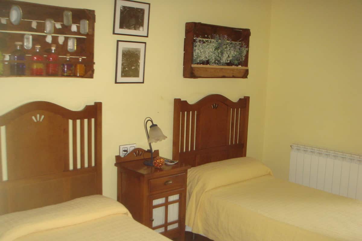 Habitación con 2 camas individuales | Cunas, wifi gratis y ropa de cama